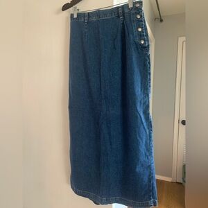 Gap Denim skirt in size 6 (fits more like a 4 to me)